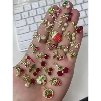 dijes de frutas fresa y cereza