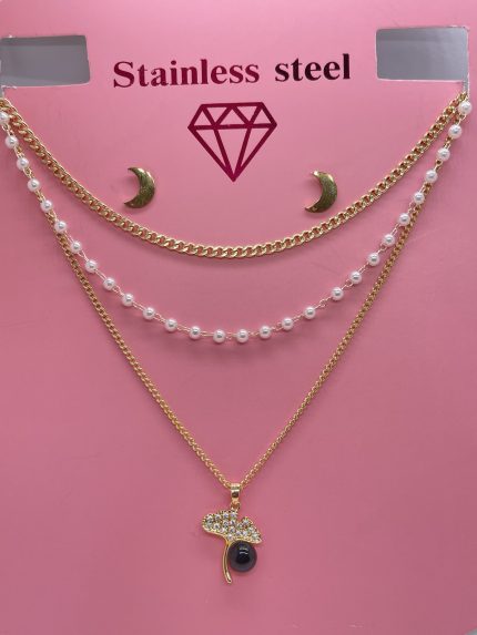 collar de tres caidas con perlas y dije de cola de sirena con punto cambiacolor